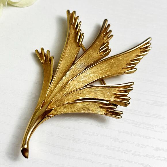 Crown Trifari 1960's Textured Gold Tone Leaf Brooch - Picture 4 of 6